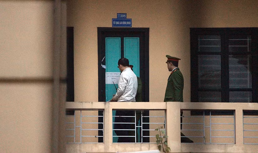 Sáng nay, được dẫn giải đến Tòa bị cáo Trịnh Xuân Thanh mặc chiếc áo khoác màu trắng.