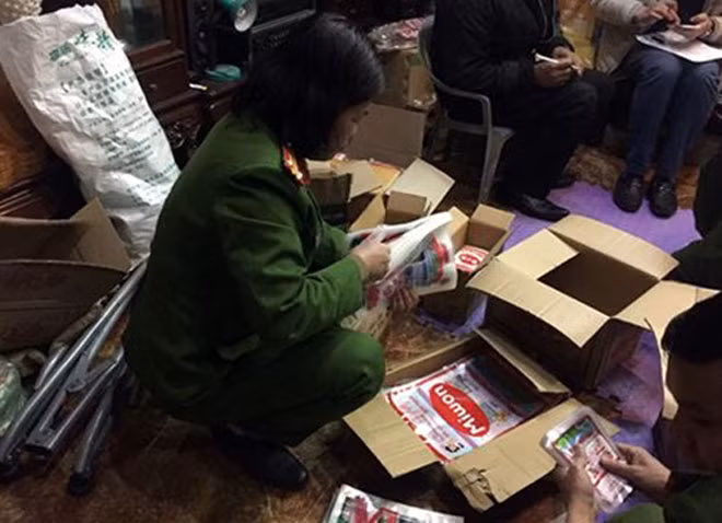 Các lực lượng chức năng khám xét hiện trường và thu giữ tang vật. Ảnh CAND.