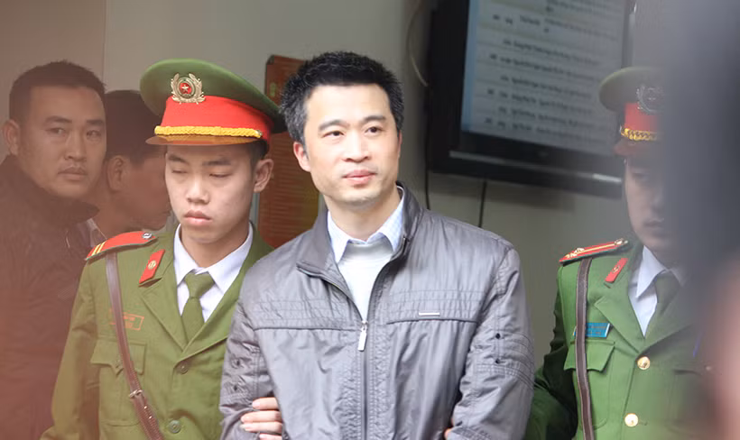 Phạm Tiến Đạt, nguyên Kế toán trưởng PVC nhận 4 năm 6 tháng tù cũng đang mỉm cười tìm người thân.