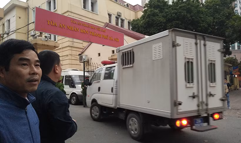 Đến 7h sáng cùng ngày, xe thùng cảnh sát tiếp tục áp giải các bị cáo đến phiên tòa xét xử.