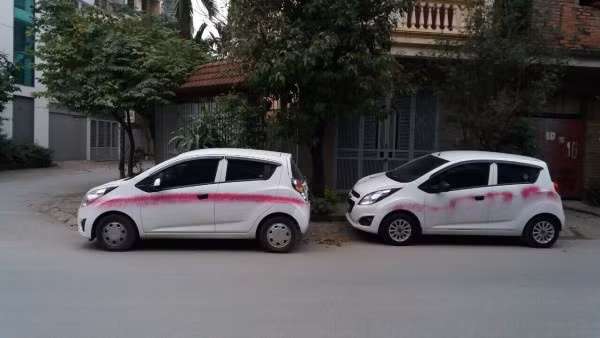 Hai trong số các xe ô tô bị kẻ xấu xịt sơn bẩn. Công an đang khẩn trương vào cuộc điều tra, làm rõ.
