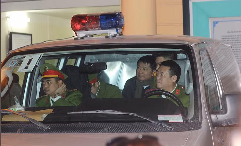 Ông Đinh La Thăng có vẻ cười mỉm.