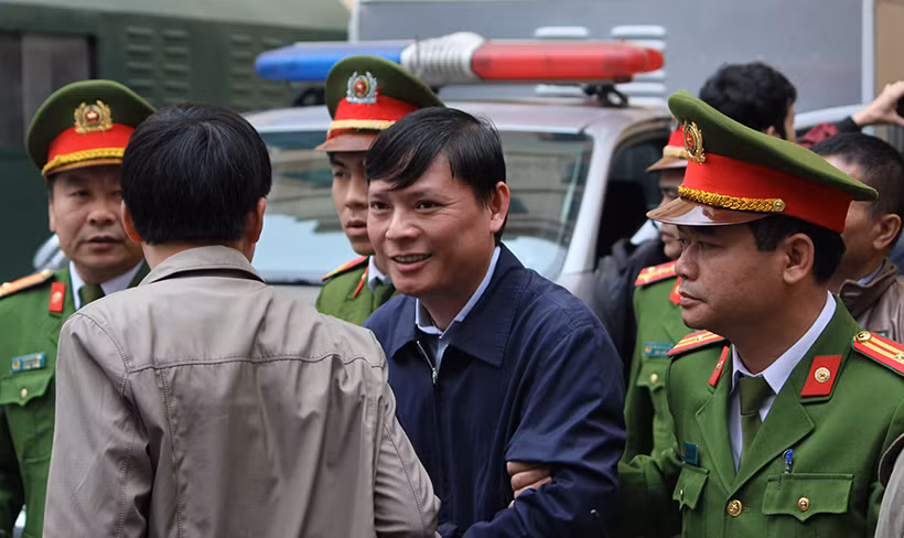 Ngược lại với vẻ mặt buồn rười rượi ở các phiên tòa trước, khi được dẫn giải ra xe thùng kết thúc tuyên án sáng nay, bị cáo Nguyễn Anh Minh - nguyên Phó tổng giám đốc PVC nở nụ cười rất tươi dù nhận mức án 16 năm tù.