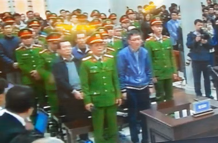 Toàn cảnh bên trong phiên tòa xét xử.