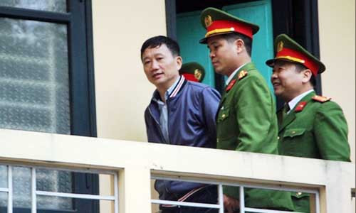 Khuôn mặt tươi tỉnh của bị cáo Trịnh Xuân Thanh bước ra khỏi phòng chờ để vào phòng xét xử chiều nay (8/1).