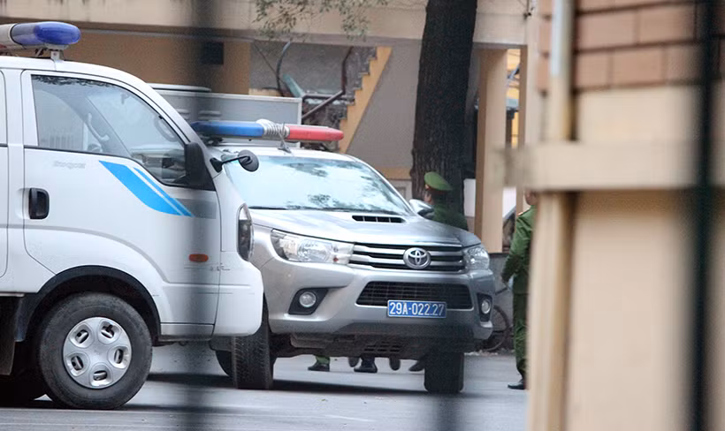 Được biết, Hội đồng xét xử phiên tòa sẽ gồm 5 người: 2 thẩm phán và 3 hội thẩm nhân dân. Thẩm phán Đặng Thị Thanh Huyền ngồi ghế chủ tọa. Tòa cũng bố trí 1 thẩm phán và 2 hội thẩm nhân dân dự khuyết tham gia phiên tòa. Hai kiểm sát viên là Phạm Đức Long và Nghiêm Ngọc Hương (VKSND TP Hà Nội) thực hành quyền công tố và kiểm sát xét xử hình sự tại phiên tòa. VKSND TP Hà Nội cũng bố trí thêm 1 kiểm sát viên dự khuyết tham dự phiên tòa