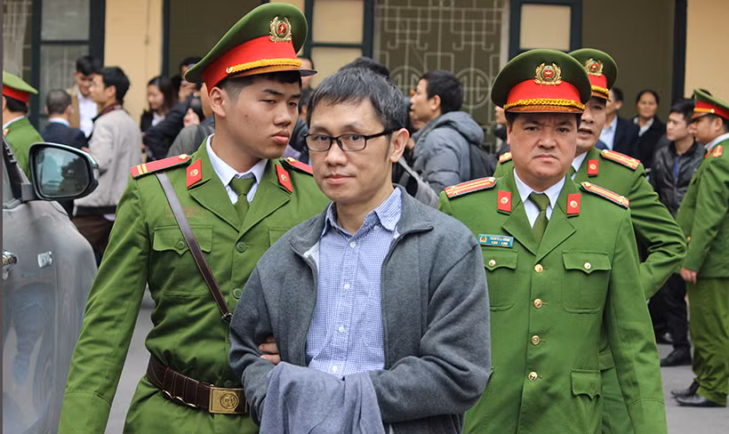 Khuôn mặt tươi tỉnh của bị cáo Nguyễn Mạnh Tiến, nguyên Phó Tổng giám đốc PVC lĩnh án 6 năm tù.