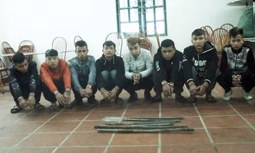 Nhóm đối tượng bị bắt giữ ngay sau khi gây ra vụ việc.