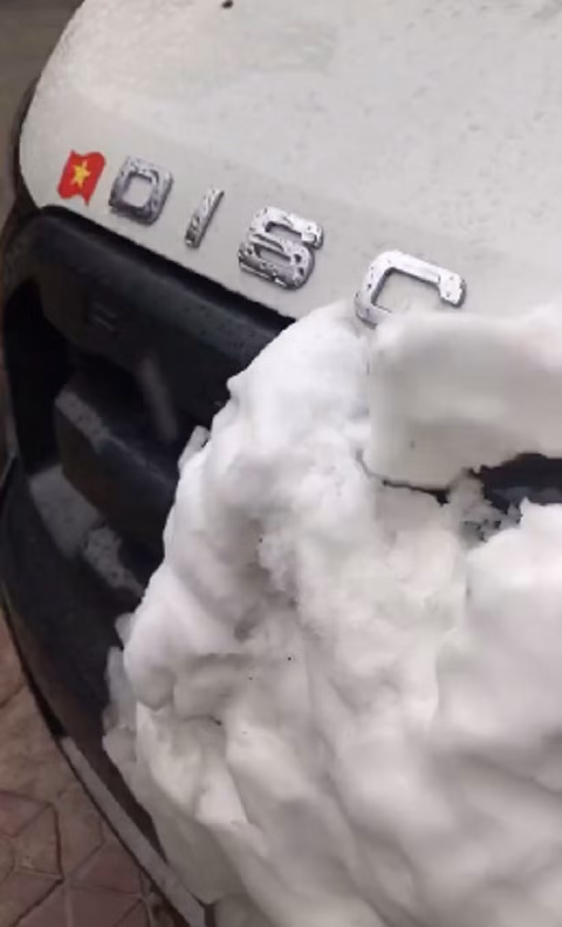 Mui xe ô tô của người dân bị đóng băng vì tuyết rơi ở Sapa.