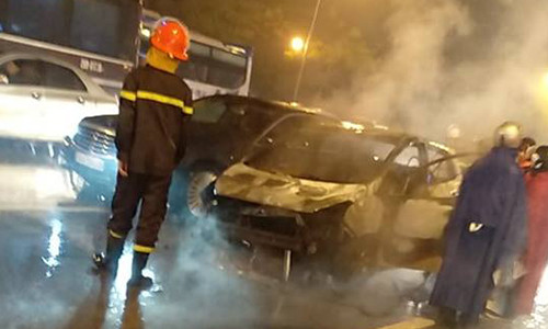 Chiếc xe bị ngọn lửa thiêu rụi, hư hỏng.