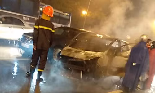 Chiếc xe bị ngọn lửa thiêu rụi, hư hỏng.