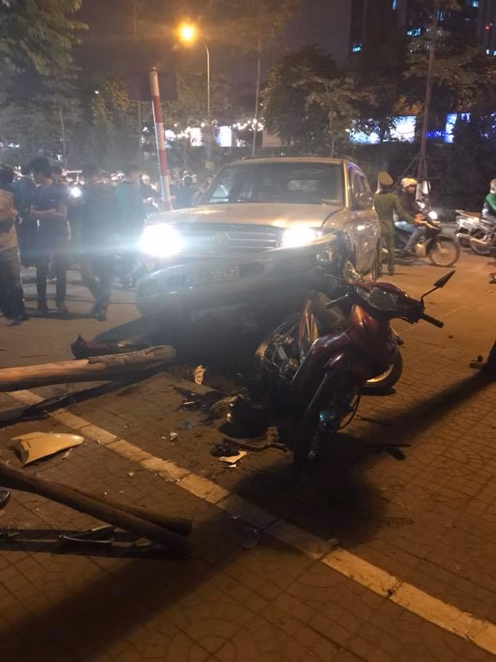 Xe máy vẫn mắc kẹt dưới gầm chiếc xe ô tô.