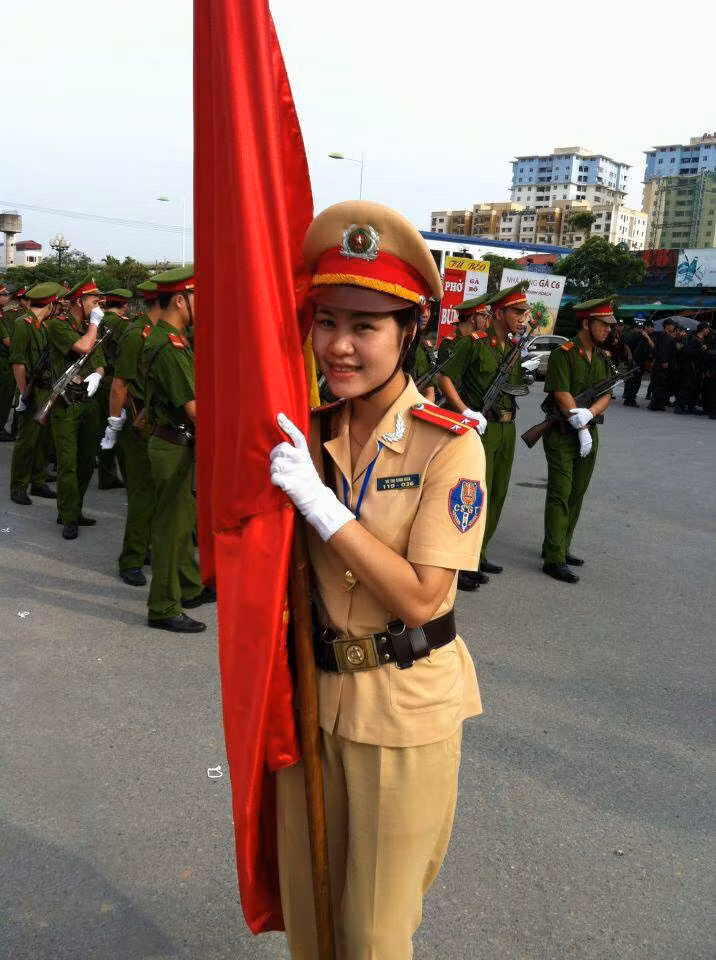 Trung úy CSGT Vũ Thị Sinh Hoa không bao giờ từ bỏ nghề CSGT dù công việc có vất vả, khó khăn đến mấy.