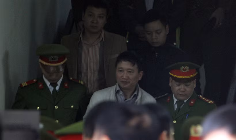 Ngay sau khi kết thúc phiên tòa xét xử, các bị cáo nhanh chóng được cảnh sát dẫn giải ra xe thùng về trại giam. Trong ảnh bị cáo Trịnh Xuân Thanh có vẻ đang cười mỉm.