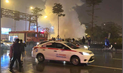 Nhiều phương tiện di chuyển qua khu vực cháy phải đi từ từ.