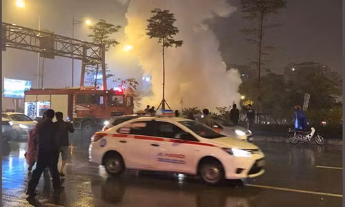 Nhiều phương tiện di chuyển qua khu vực cháy phải đi từ từ.