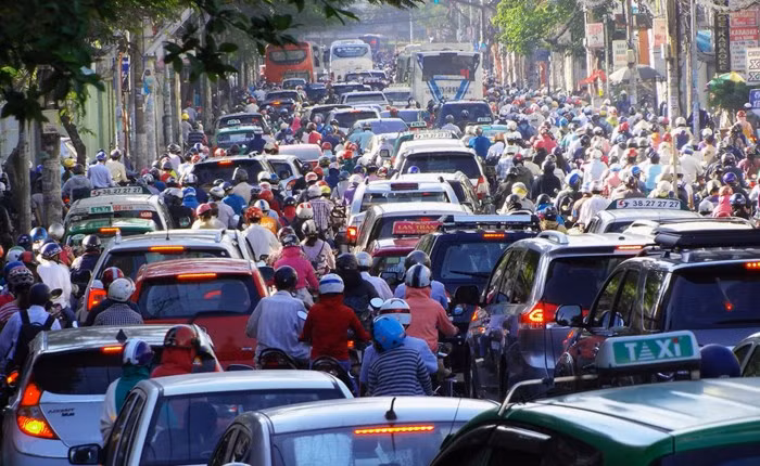 Dòng phương tiện nhúc nhích chen nhau từng cm trên đường Đinh Bộ Lĩnh - Ung Văn Khiêm - Xô Viết Nghệ Tĩnh. Ảnh: Lao Động.