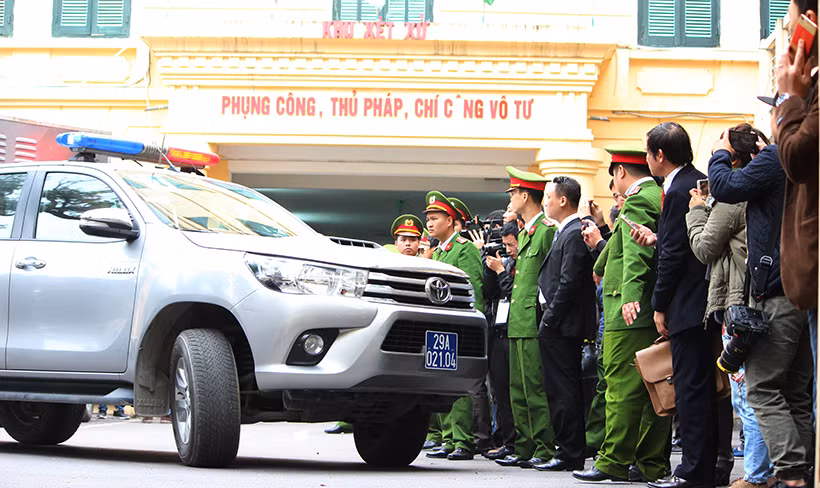 Xe cảnh sát nhanh chóng dẫn giải các bị cáo về trại giam sau phiên xử.