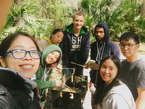 Hồng Hà cùng những người bạn quốc tế ở Florida. Ảnh: Nhân vật cung cấp.