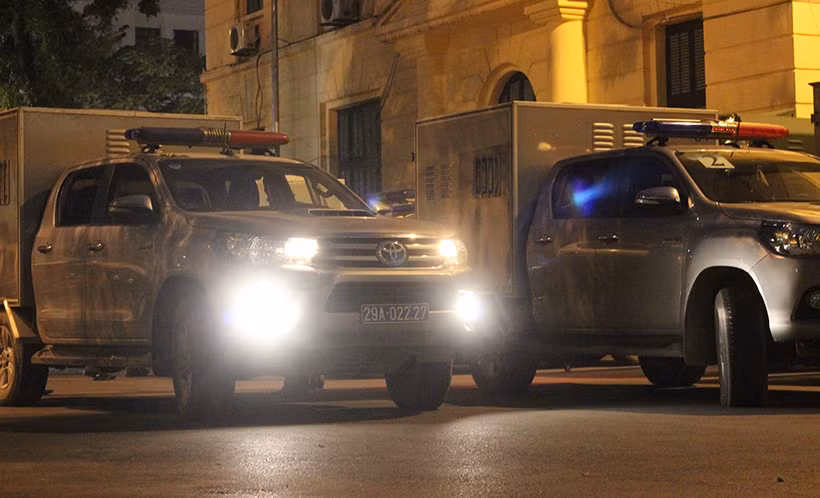 Xe thùng nhanh chóng đưa các bị cáo về trại giam T16 (Bộ Công an).