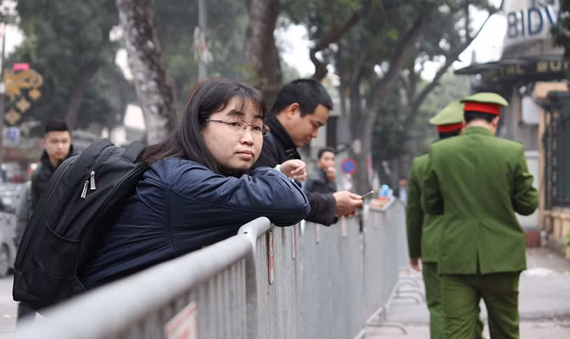 Lực lượng công an được huy động xung quanh khu vực phía ngoài và trong Tòa án để đảm bảo an ninh trật tự.