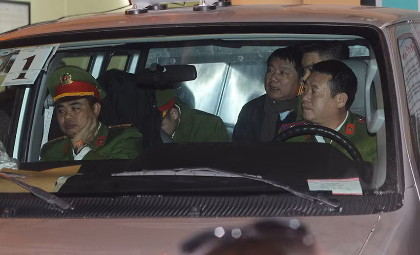 Trong lúc ngồi trên xe thùng để về trại giam T16 (Bộ Công an), thỉnh thoảng ông Thăng ngoảnh mặt ra phía cửa xe để nói những câu ngắn gọn khi được cảnh sát hỏi.