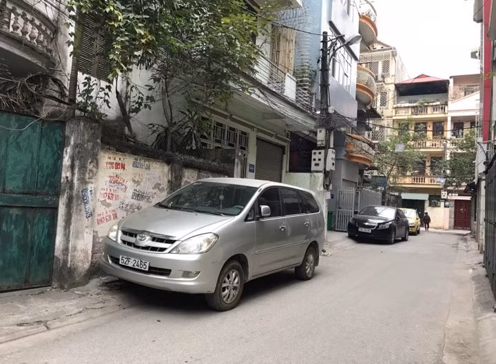 Theo lời của Phó chủ tịch UBND phường Hoàng Văn Thụ, cây xanh bị chặt hạ đã lấn chiếm vỉa hè người đi bộ, trong khi đó theo quan sát của PV, đoạn đường này có nhiều ô tô đỗ ngay vỉa hè, ngang nhiên lấn chiếm hết diện tích.