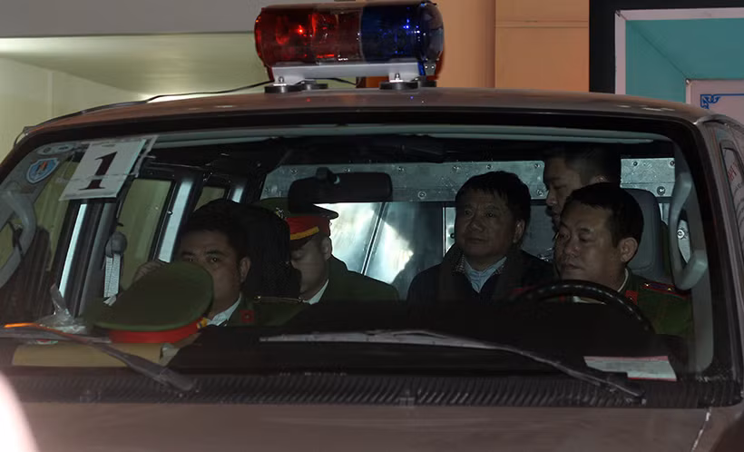 Trong phiên xử ngày hôm nay, bị cáo Đinh La Thăng được VKS đề nghị mức án 14-15 năm tù. Kết thúc ngày xét xử, ông Thăng không có vẻ gì là quá mệt mỏi hay buồn phiền.