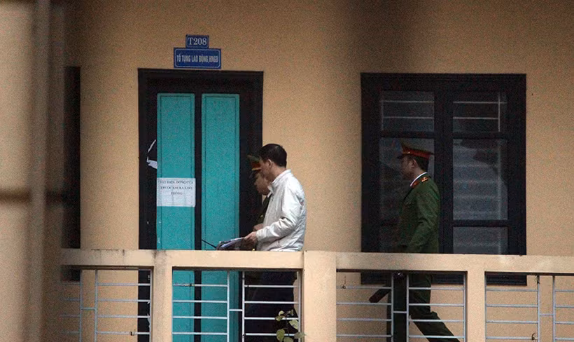 Bị cáo Trịnh Xuân Thanh được cảnh sát áp giải đến phiên tòa.