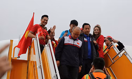 Hình ảnh đội tuyển U23 Việt Nam trên chuyến phi cơ của Vietjet đến sân bay Nội Bài. Ảnh: VTC.