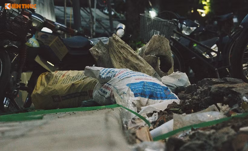 Trước đó, do việc tạm ngừng vẽ tranh nên một số người dân đã vô ý thức tập kết, đổ bừa bãi rác thải ở khu vực phố Phùng Hưng.