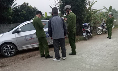 Lực lượng Công an huyện Lương Sơn khẩn trương đến hiện trường để điều tra, làm rõ vụ việc.