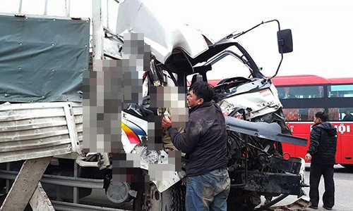 Chiếc xe tải bị nát bét đầu sau khi đâm vào đuôi xe đi cùng chiều.