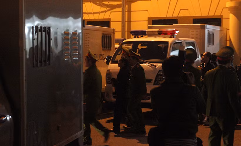 Đến gần 18h cùng ngày, phiên tòa xét xử ông Đinh La Thăng và 21 đồng phạm mới kết thúc. Cảnh sát nhanh chóng dẫn giải các bị cáo ra xe thùng về trại giam T16, Bộ Công an.