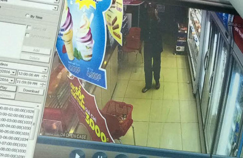 Hình ảnh Lâm trong bộ trang phục Công an đi gây án bị camera an ninh ghi lại.