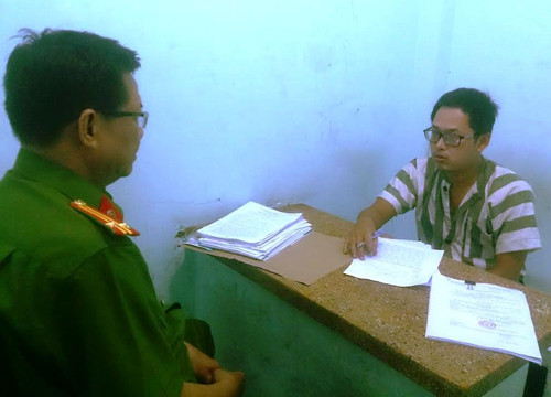 Đối tượng Trần Bình Lâm (áo sọc) tại trụ sở cơ quan điều tra Công an quận Tân Bình.