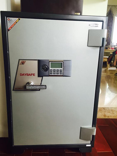 Chiếc két sắt chứa số tài sản khoảng 50 tỷ đồng của bà N. bị mất sạch và thủ phạm là người chồng đang ly thân.