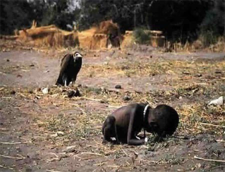 Kevin Carter - phóng viên ảnh người Nam Phi đã giành giải thưởng Pulitzer với bức ảnh gây sốc thế giới mang tên "Kền kền chờ đợi". Bức ảnh này lần đầu tiên được đăng trên tờ The New York Times vào ngày 26/3/1993.