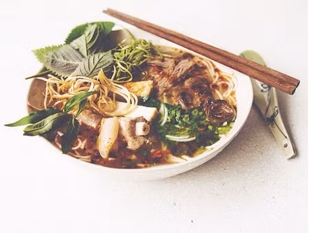 Bún bò Huế là món ăn với nhiều thức nguyên liệu đa dạng, cân bằng các vị chua, cay, mặn, ngọt và dùng kèm với nhiều loại rau thơm. Đây là món ăn hoàn hảo cho bữa sáng khi đánh thức mọi giác quan của thực khách.