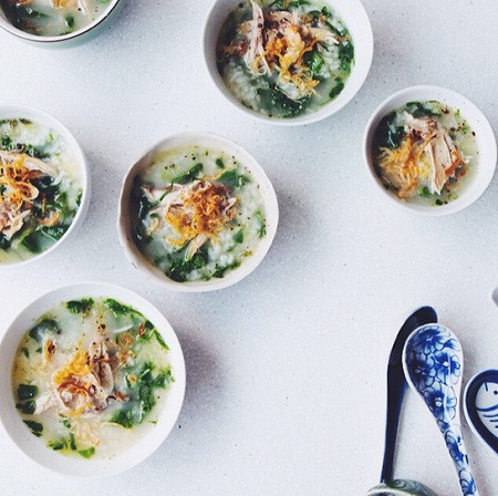 Bạn có thể tận dụng những thức ăn có sẵn hay thừa nhưng không muốn đổ đi gây lãng phí để nấu nồi cháo thơm ngon từ thịt, cá, rau thơm... Món ăn này rất thích hợp cho bữa sáng hay cho những người đang cảm thấy mệt vì cháo rất dễ ăn.