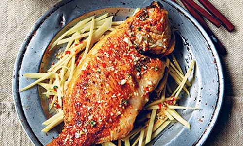 Cá chiên được làm từ cá rán giòn và sau đó dưới lên nước sốt xoài chua ngọt tạo nên món ăn ngon tuyệt.