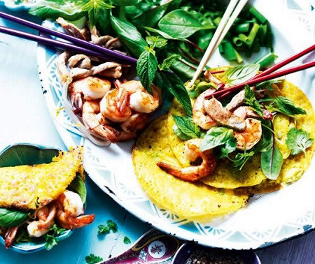 Bánh xèo là món ăn sử dụng khá nhiều loại rau thơm đem chế biến với trứng, tôm... vô cùng hấp dẫn.