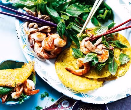 Bánh xèo là món ăn sử dụng khá nhiều loại rau thơm đem chế biến với trứng, tôm... vô cùng hấp dẫn.