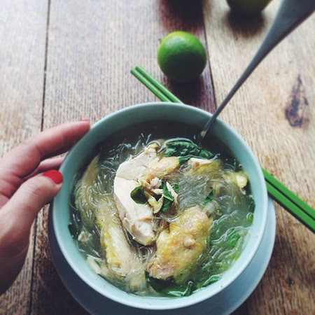 Miến gà là sự lựa chọn lý tưởng cho bữa sáng hay ăn nhẹ lúc tối trước khi đi ngủ.