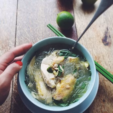 Miến gà là sự lựa chọn lý tưởng cho bữa sáng hay ăn nhẹ lúc tối trước khi đi ngủ.