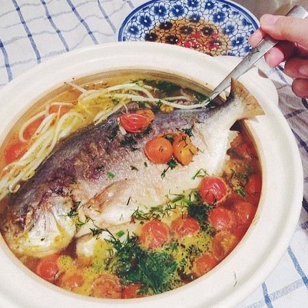 Canh chua là món ăn làm từ cá kết hợp với một số loại rau thơm, các loại củ quả tạo nên hương vị tuyệt vời. Món ăn này rất hợp khi ăn cơm.