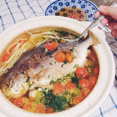 Canh chua là món ăn làm từ cá kết hợp với một số loại rau thơm, các loại củ quả tạo nên hương vị tuyệt vời. Món ăn này rất hợp khi ăn cơm.