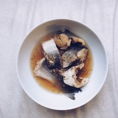 Cá kho là món ăn thích hợp để dùng trong bữa tối.