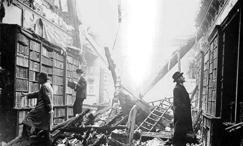 Vào thứ Sáu ngày 13/9/1940, máy bay phát xít Đức đã dò đúng và đánh bom chính xác vào cung điện Buckingham, Anh gây thiệt hại to lớn, trong đó có cả nhà thờ. Vụ đánh bom trên của phát xít Đức đã khiến 1 người tử vong, 3 người khác bị thương.