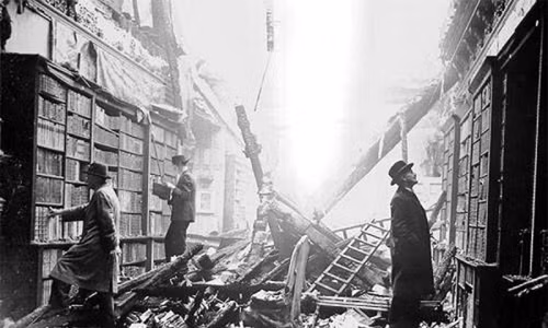 Vào thứ Sáu ngày 13/9/1940, máy bay phát xít Đức đã dò đúng và đánh bom chính xác vào cung điện Buckingham, Anh gây thiệt hại to lớn, trong đó có cả nhà thờ. Vụ đánh bom trên của phát xít Đức đã khiến 1 người tử vong, 3 người khác bị thương.